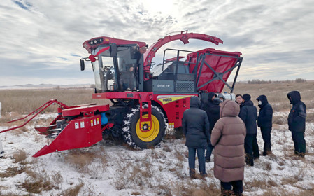 標題：中央財政林草科技推廣項目設(shè)備交付 檸條收獲機落地賦能沙地生態(tài)治理
瀏覽次數(shù)：62
發(fā)表時間：2025-12-12